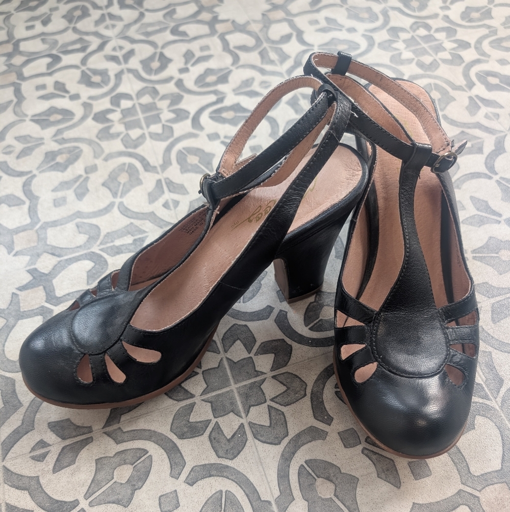 Muz Mooz Black T-Strap Women's Heels